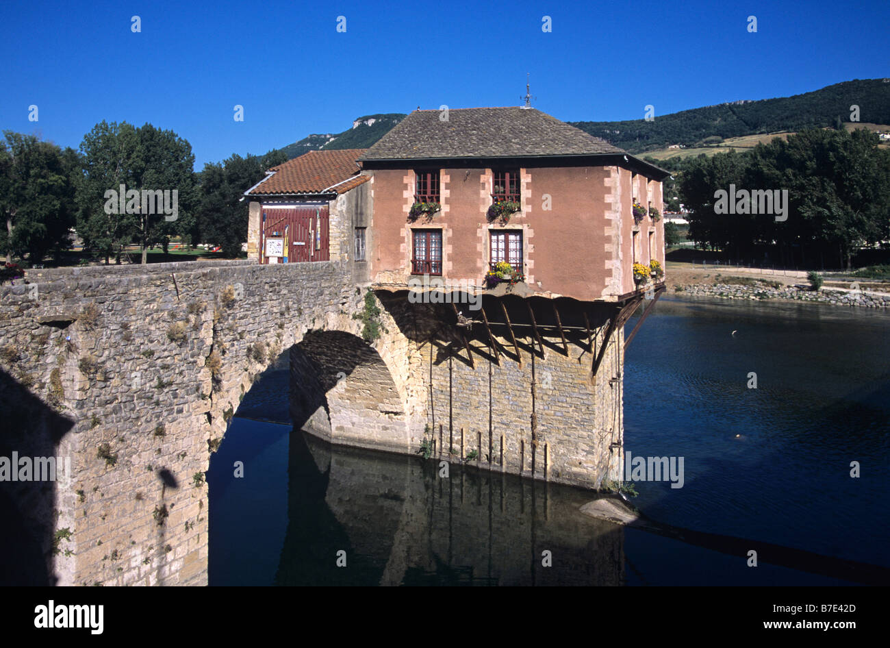 Alte Wassermühle oder Wassermühle (c15th) und Bridge House am Fluss Tarn, Millau, Département Aveyron Frankreich Stockfoto