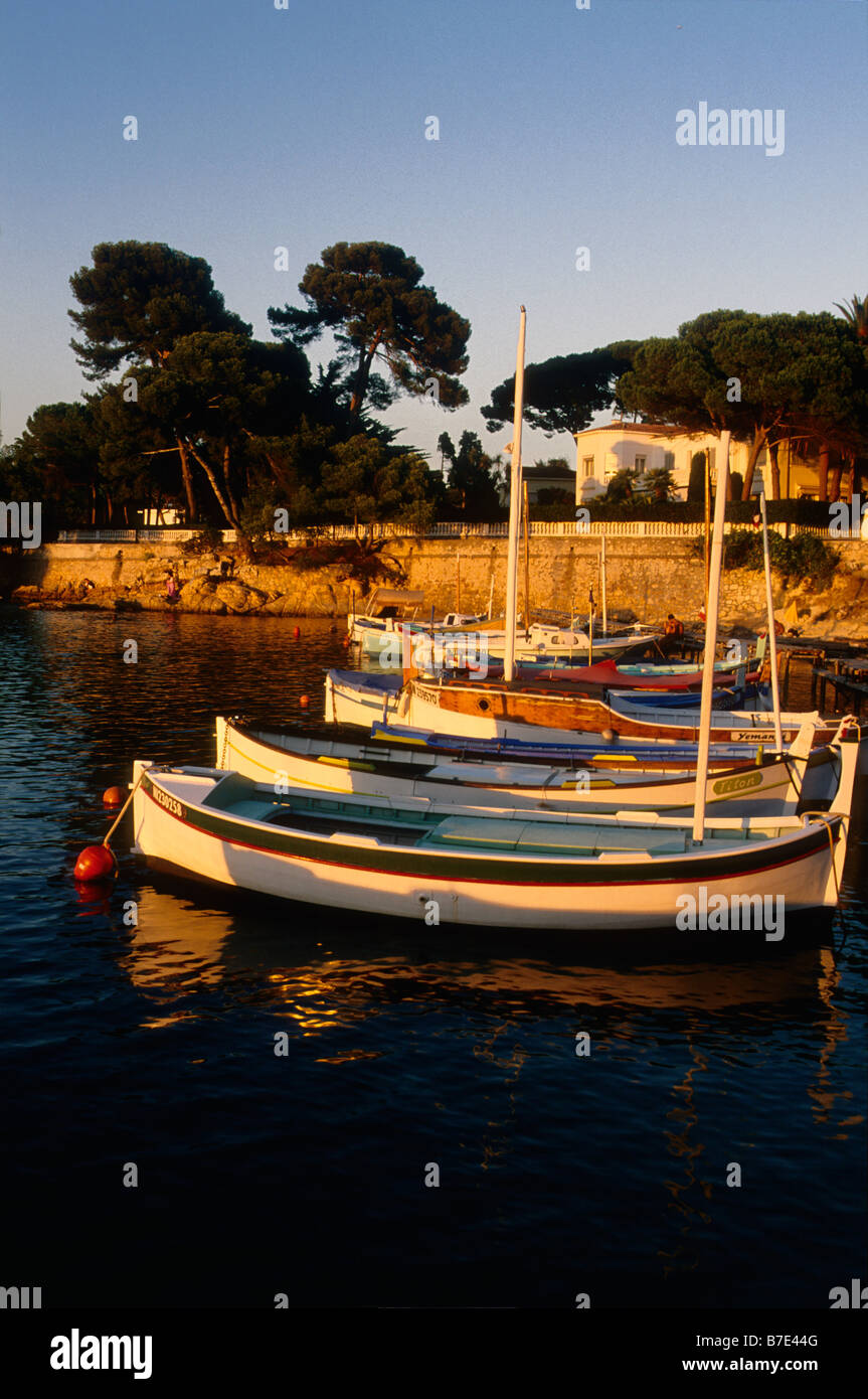 Kleinen Fischerboot in den winzigen Hafen von Olivette Stockfoto