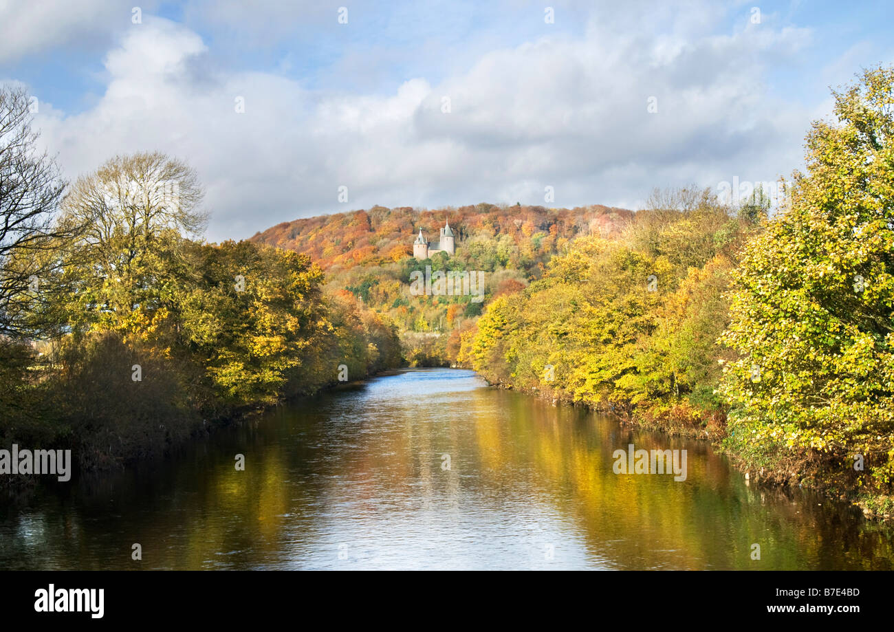 Herbstliche Ansicht des Castell Coch und der Fluss Taff in der Nähe von Cardiff Stockfoto