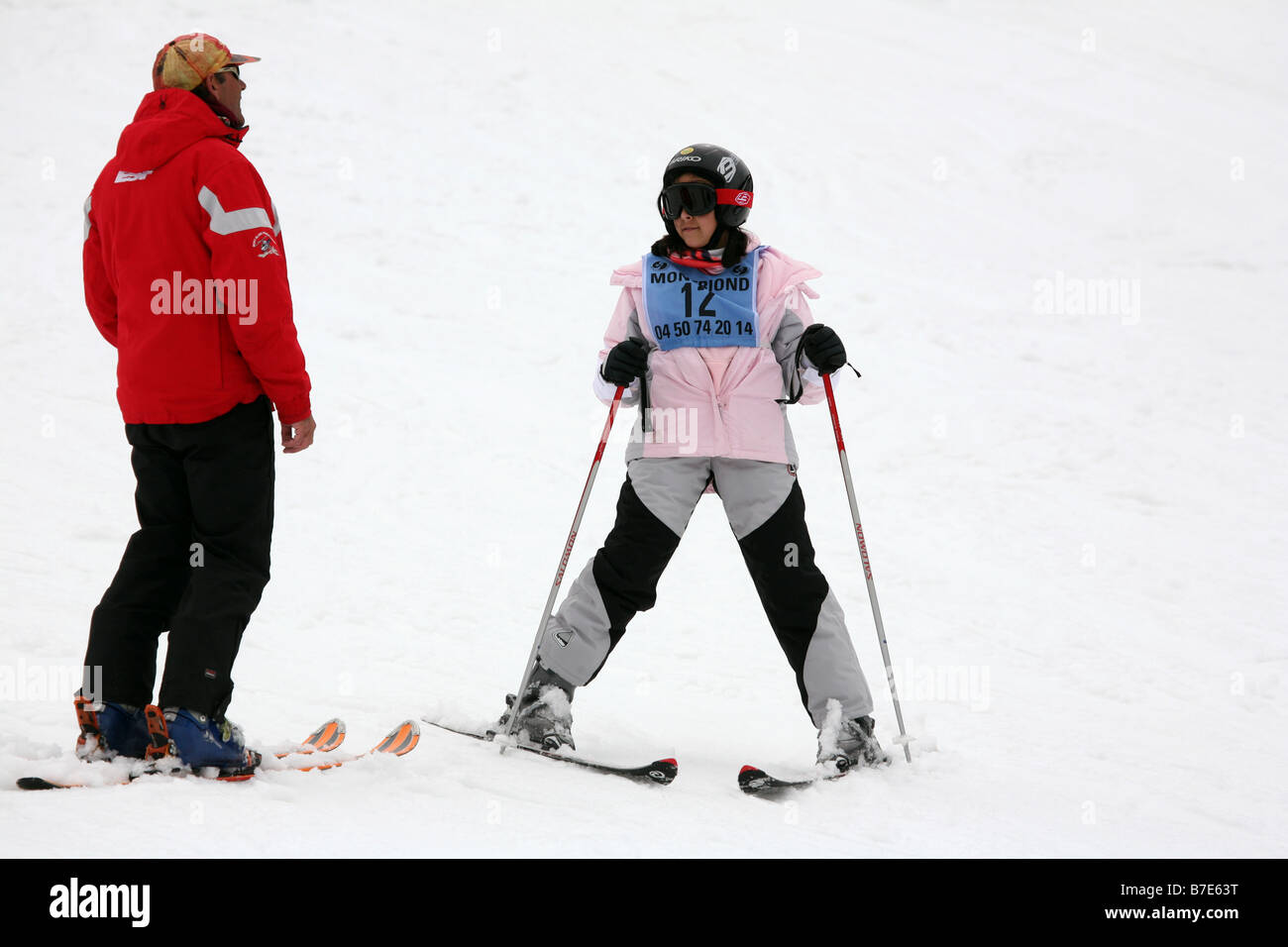 Kind, das Skifahren lernt; junges Mädchen, das während eines Skikurses ihrem Skilehrer zuhört, Avoriaz, Frankreich Stockfoto