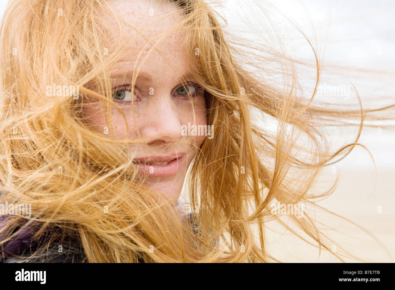 Frau mit Haaren im Wind wehen Stockfoto