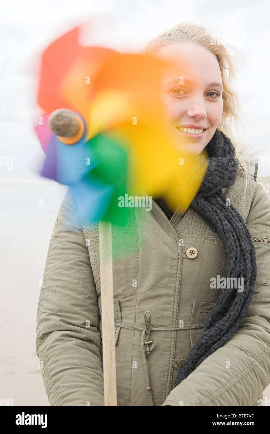 Junge Frau mit Windrad Stockfoto