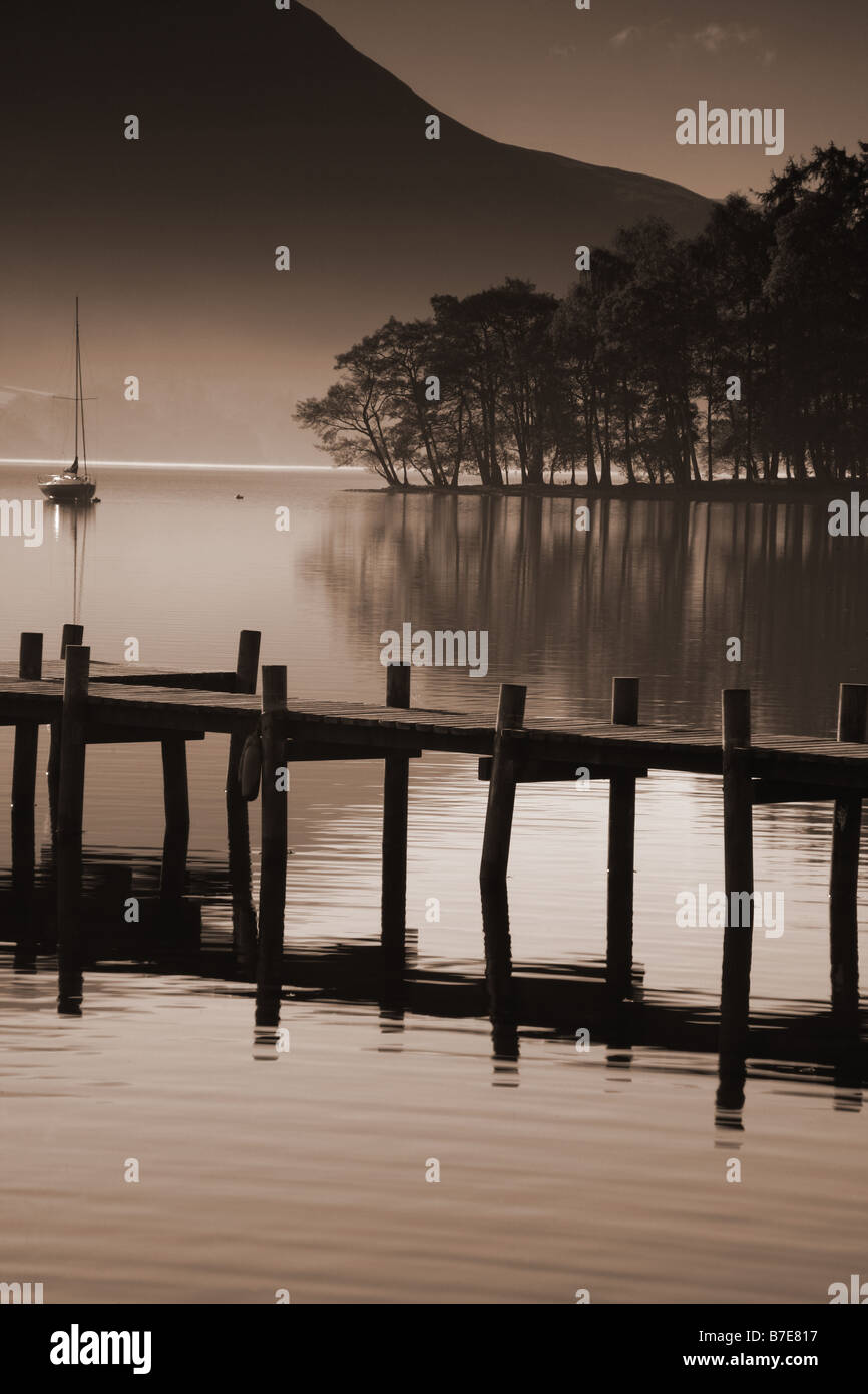 Überlegungen zum Ullsater.The am frühen Morgennebel & Reflexionen erfassen die Schönheit des Sees und die ruhige Szene. Stockfoto