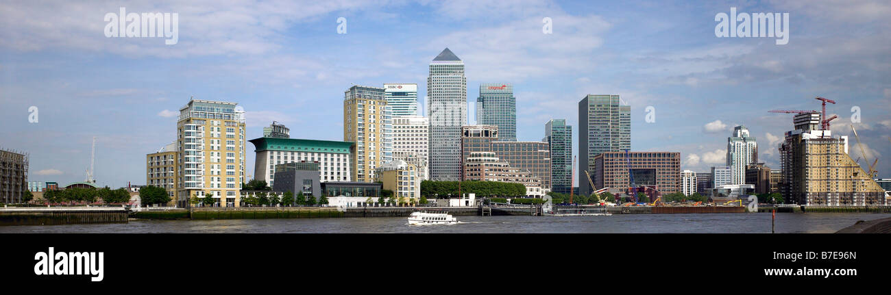 Canary Wharf über die Themse mit Fähre im Vordergrund Stockfoto