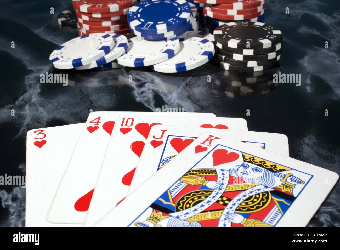 Poker-Hände, ein Flush mit Haufen chips Stockfoto