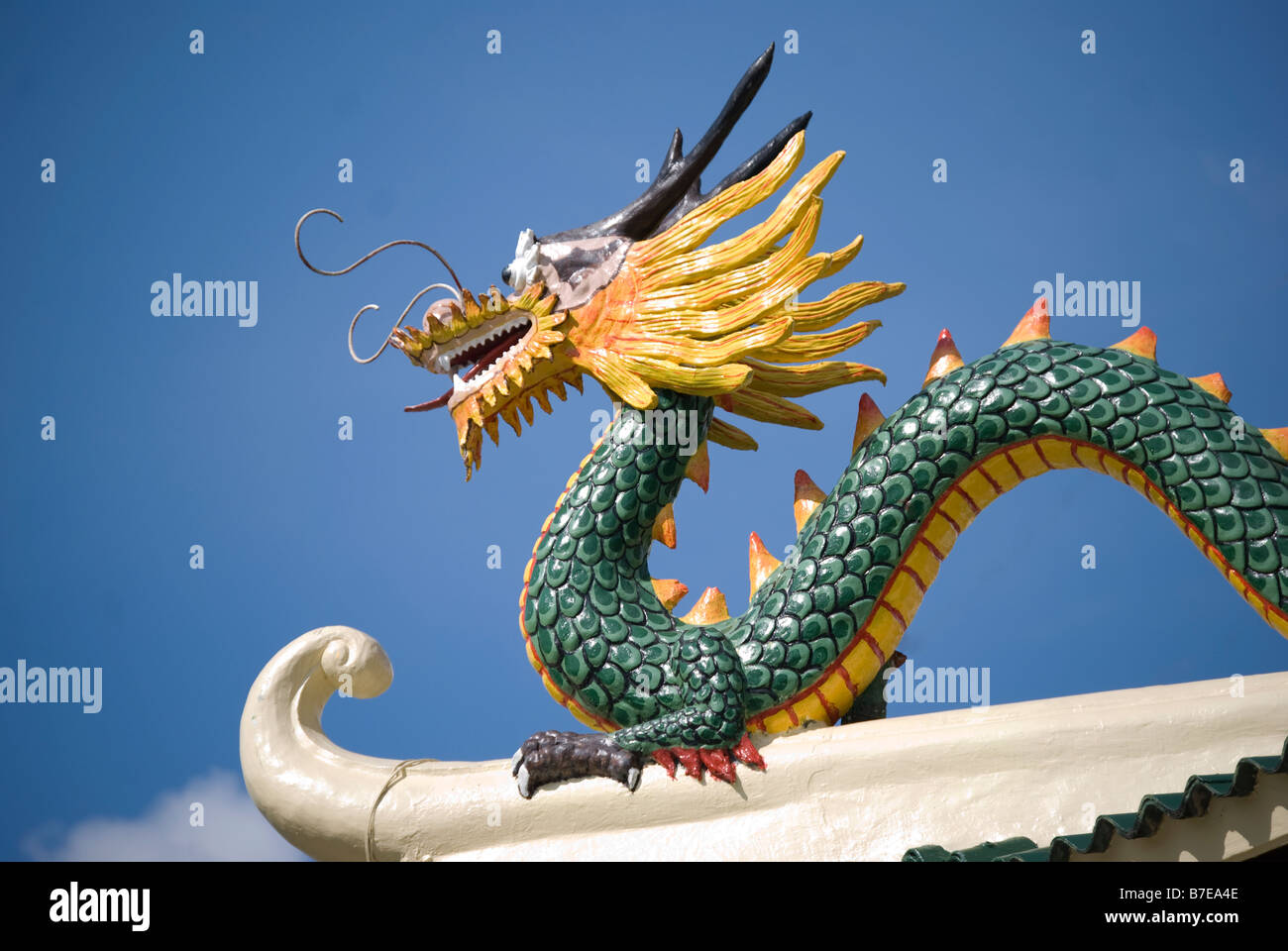 Bunte Drachen Figur auf Dach, taoistische Tempel, Beverley Hills, Cebu City, Cebu, Visayas, Philippinen Stockfoto