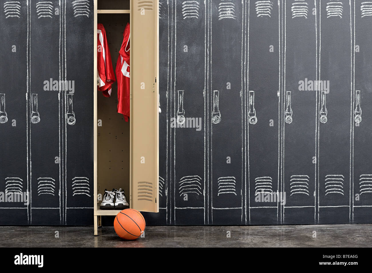Basketball-Uniform in einen Spind hängen Stockfoto