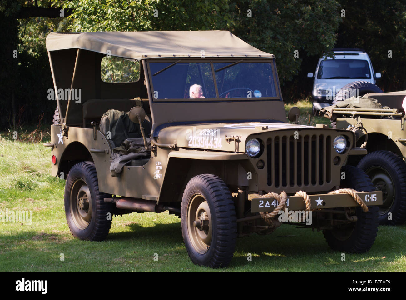 U. S. Armee-Jeep getarnt Tarnung überdachte Biddenden Dorf spektakulären Tag Kent England uk Europa Stockfoto