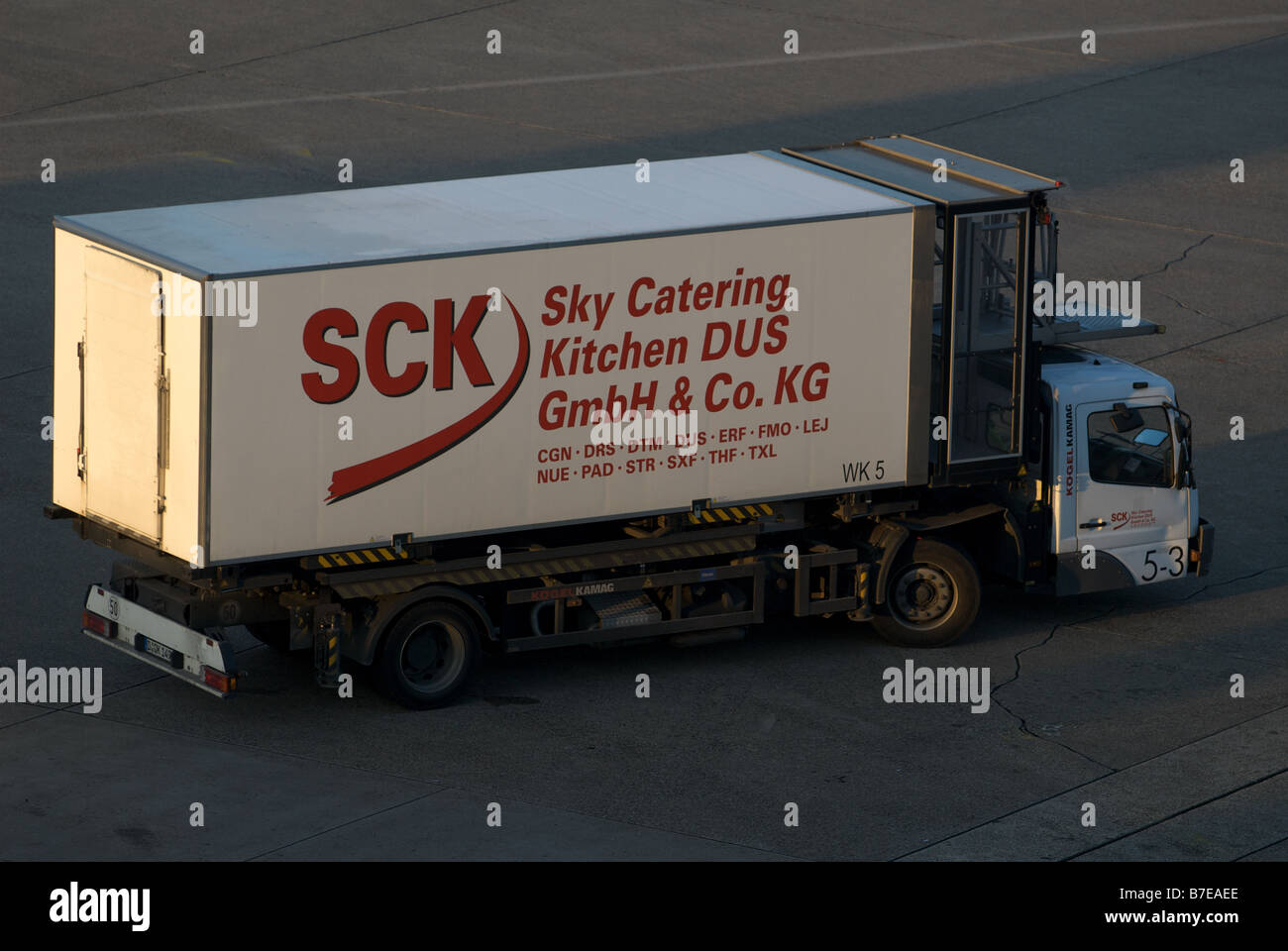 SCK Sky Catering LKW, Flughafen Düsseldorf, Deutschland. Stockfoto