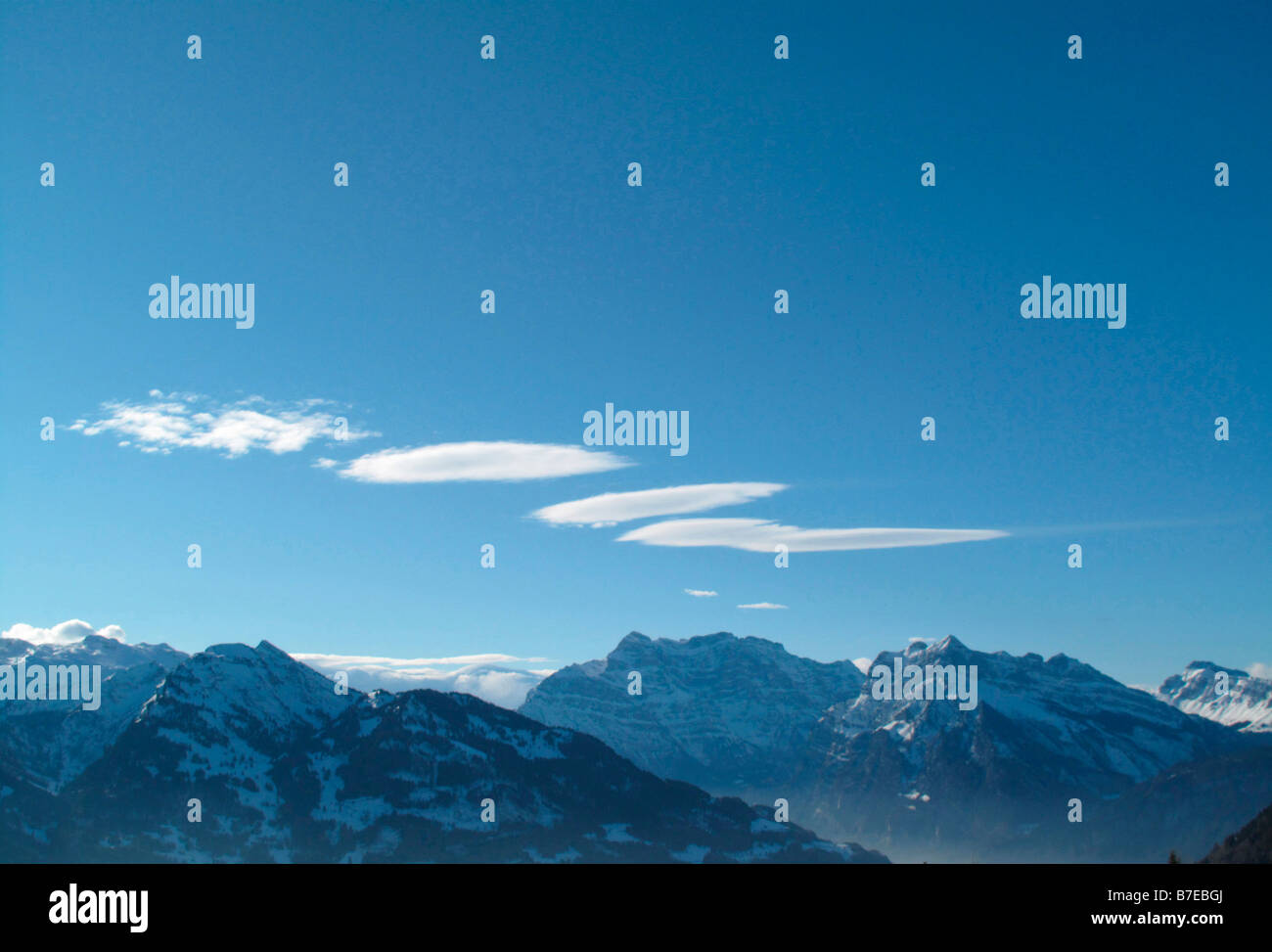 Föhn Wind Wolken Altokumulus Lenticularis Alpes Kanton Glarus Schweiz Stockfoto