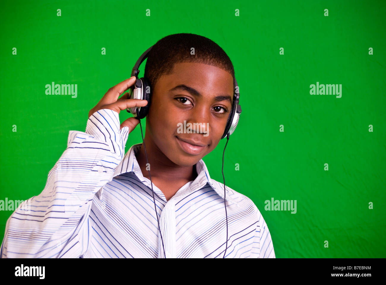 Ein afrikanischer amerikanischer Junge Musikgenuss ist er durch seine Kopfhörer hören. Stockfoto