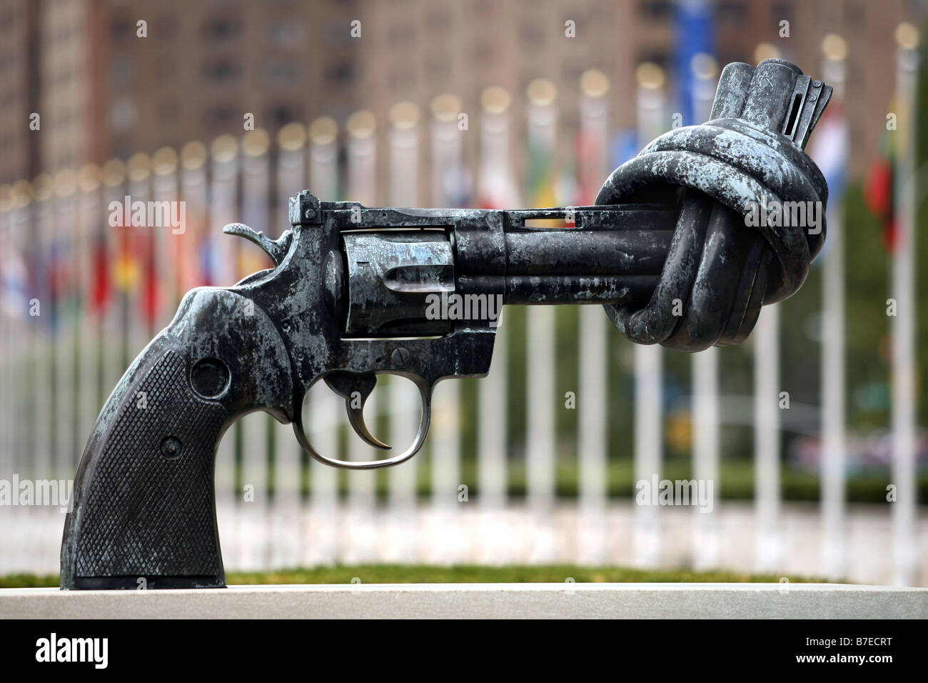 Gewaltlosigkeit oder verknoteten Gewehr Skulptur der Vereinten Nationen in New York City, USA Stockfoto