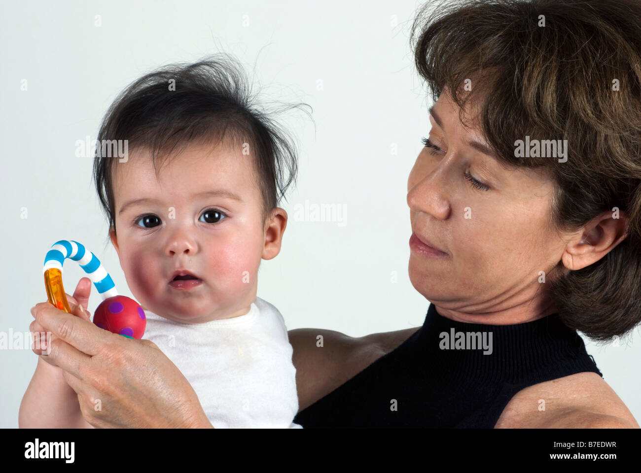 Eine Großmutter spielt hat mit ihrer kleinen Baby-Enkelin Stockfoto