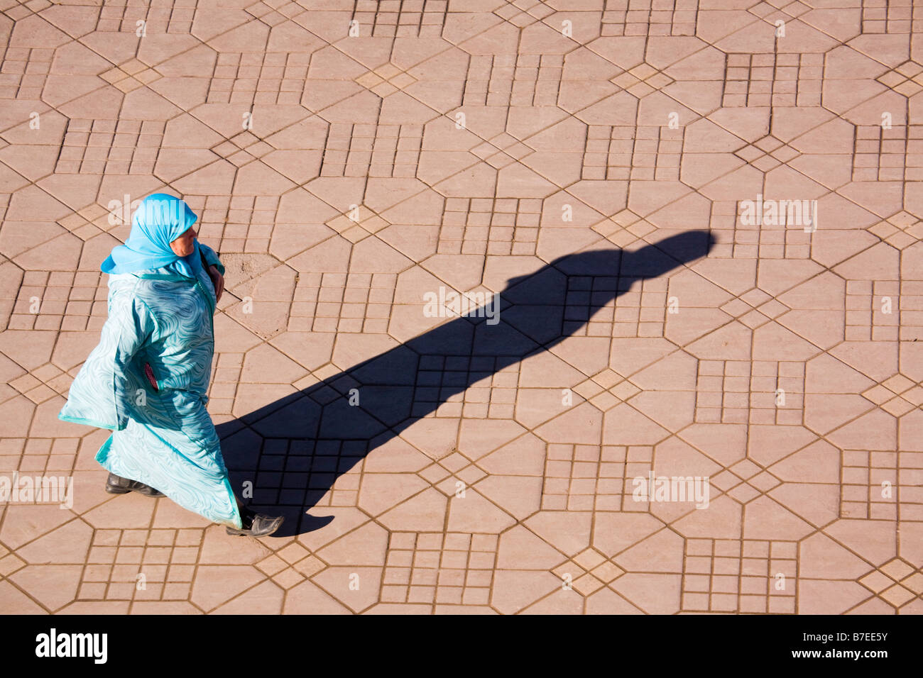 Blick von oben auf eine marokkanische Frau in traditioneller Kleidung auf Platz Djemma el Fna Platz in der Medina. Marrakesch Marokko Stockfoto