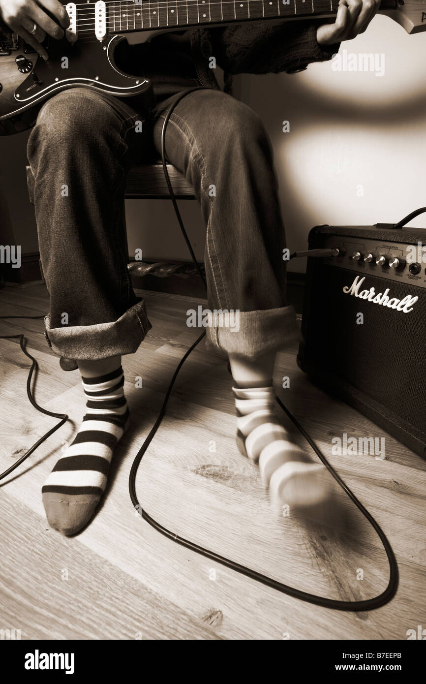 Fuß tippen, Musik aus einer e-Gitarre und Verstärker Stockfotografie - Alamy