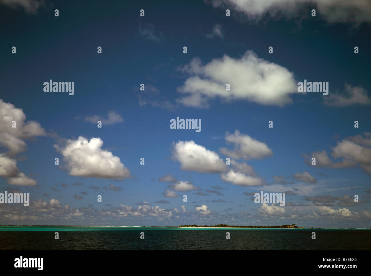 blauer Himmel, geschwollene Wolken Stockfoto