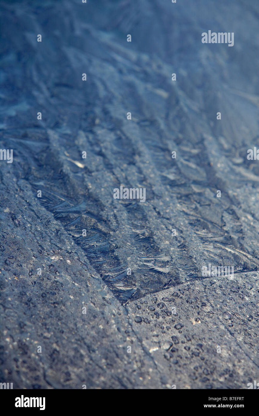 Detail Ansicht von innen das Auto der Frau Reinigung Auto fahrer Fenster  von Frost mit Hilfe spezialisierter Eis frost Schaber und gummigummiwalze  Autoscheibe im kalten Winter Stockfotografie - Alamy