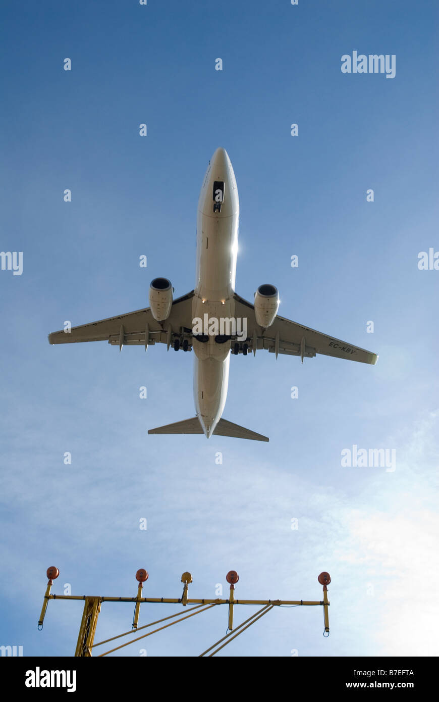 Zweibettzimmer zweistrahligen Jet ins Land kommen Stockfoto