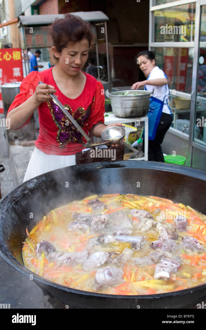 Kochen die Suppe mit Reis, Gemüse und Lamm Knochen in Urumqi, China  Stockfotografie - Alamy