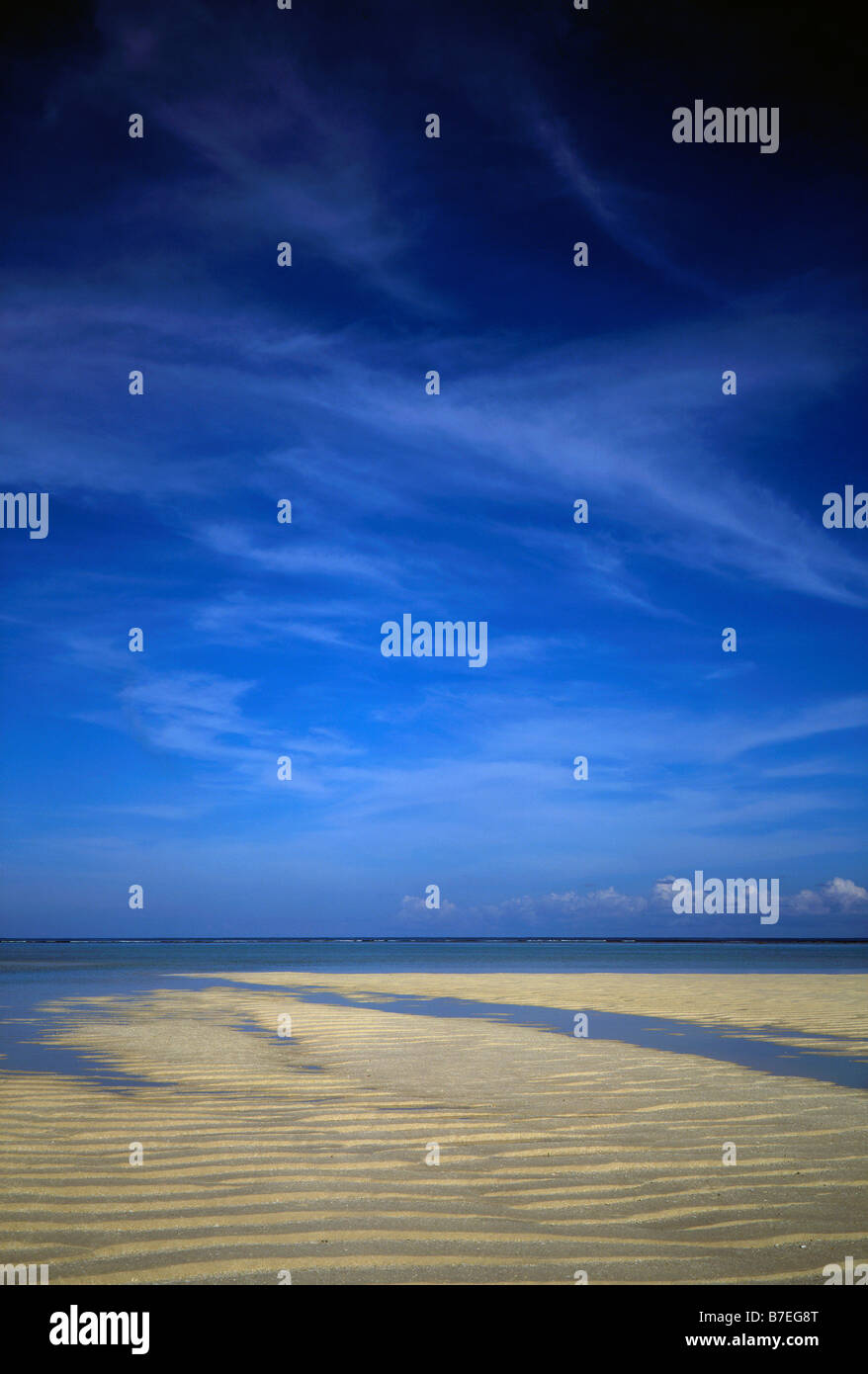 blauer Himmel, Wolken whispy Stockfoto