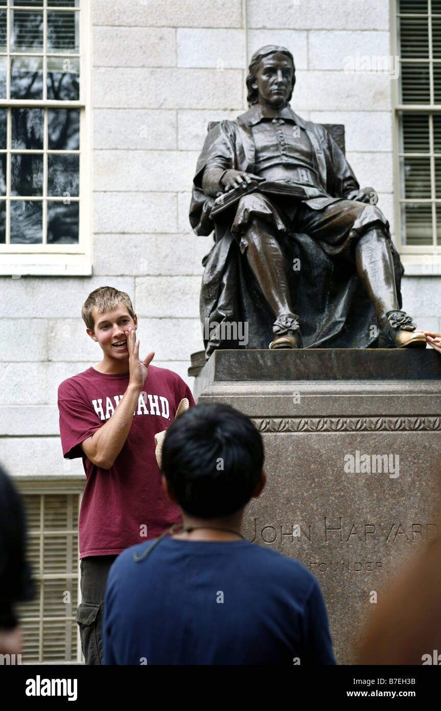 "Hahvahd" Tourguide, John Harvard Statue, Harvard University, Cambridge, Massachusetts, USA Stockfoto
