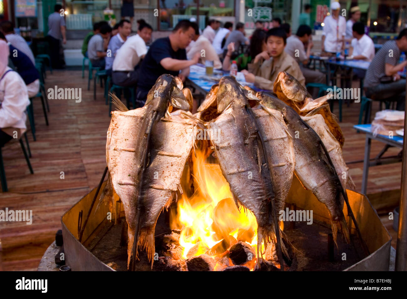 Grillen Fisch auf dem Nachtmarkt in Urumqi in Xinjiang in China. Stockfoto