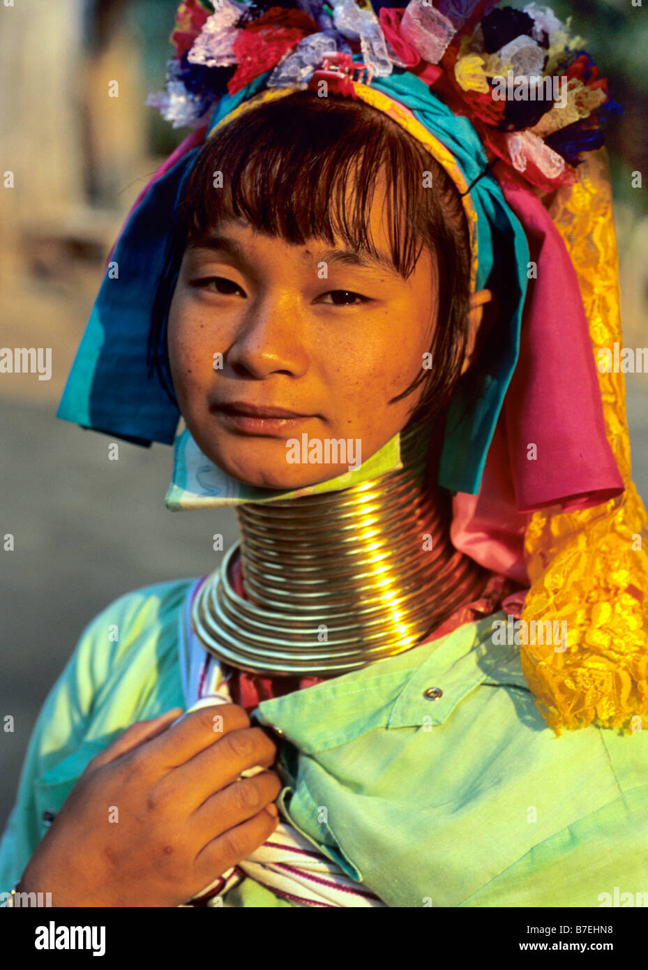 Porträt einer Frau lang-necked birmanischen Padaung (Karen, Kayan oder Karenni), in einem thailändischen Flüchtlingslager, Mae Hong Son, Thailand Stockfoto