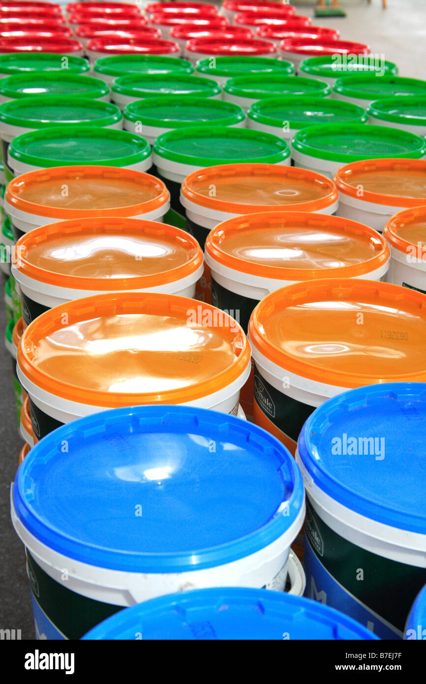 Kunststoff Behalter Deckel Dichtung Farbe Blau Orange Rot Grun Stockfotografie Alamy