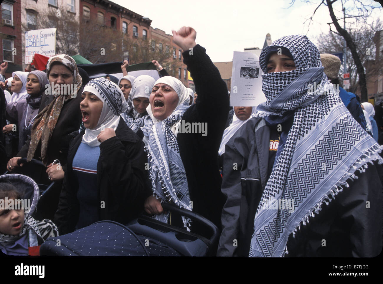 Palästinensische Amerikaner protestieren gegen die israelische Besatzung und Behandlung der Palästinenser an der Atlantic Avenue in Brooklyn, New York. Stockfoto
