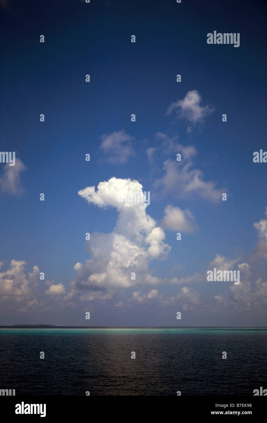 Meer, Himmel und Wolken Stockfoto