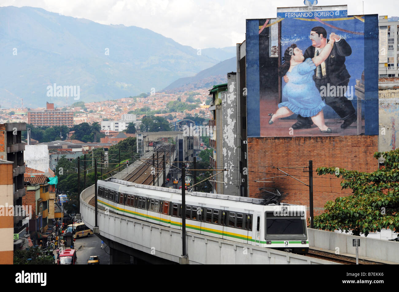 Ein Panoramablick über Medellin, Kolumbien und der u-Bahn Zug der in der Stadt tätig ist. Stockfoto