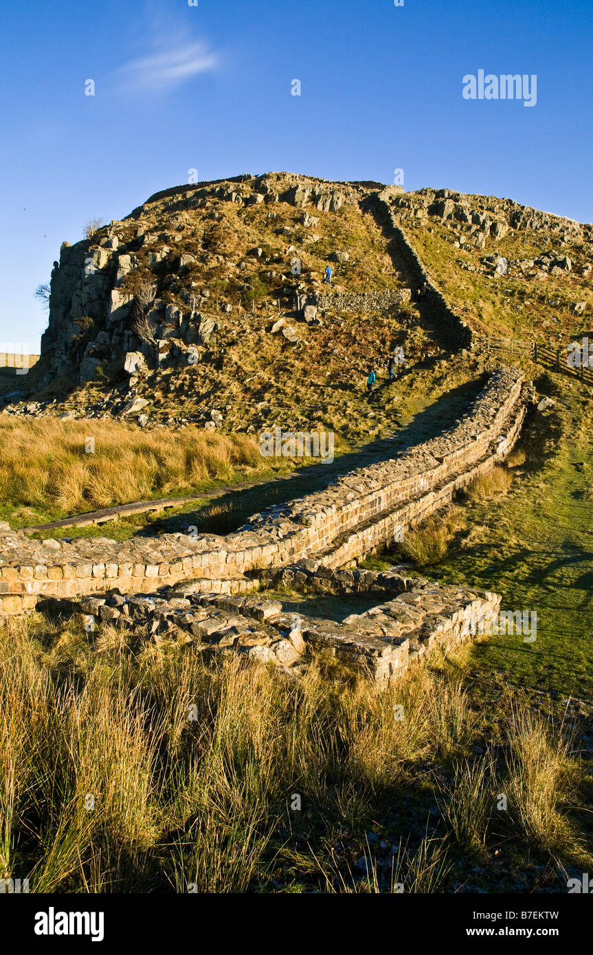 dh Stahl Rigg Hadrian WALL NORTHUMBRIA Wanderer Römerturm und römischen Mauer Northumberland National Park Stockfoto