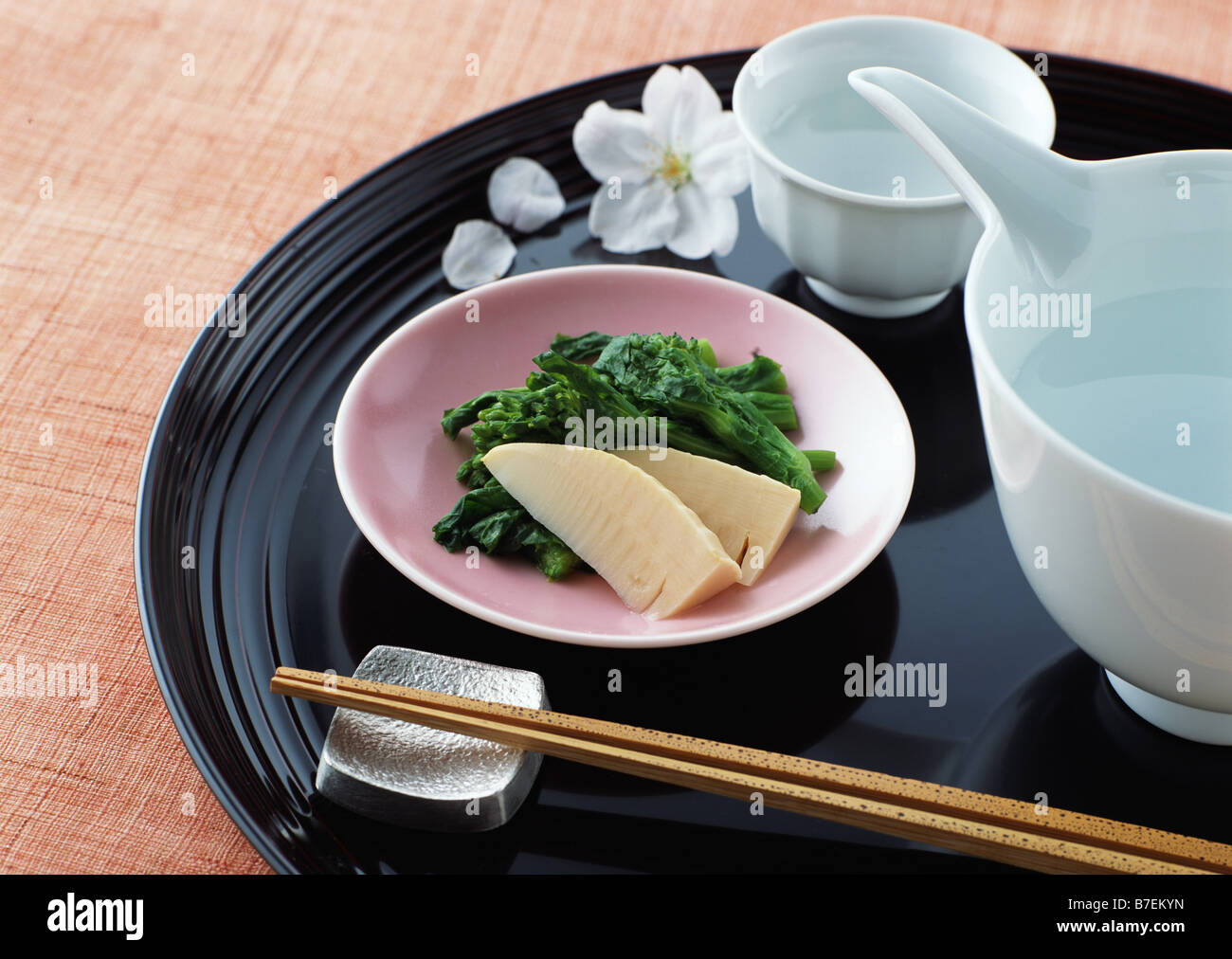 Gekochter Spinat gewürzt und Bambussprossen mit kalten sake Stockfoto