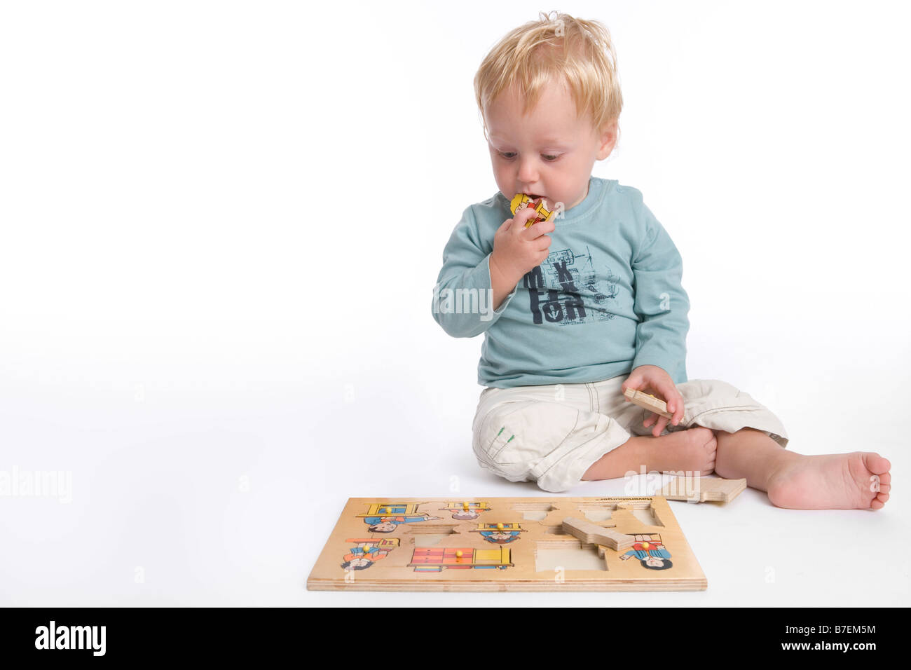 Kleinkind macht eine puzzle Stockfoto