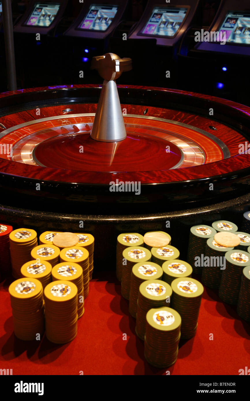 Eine rotierende Roulette mit Chips in einem Casino London England Stockfoto