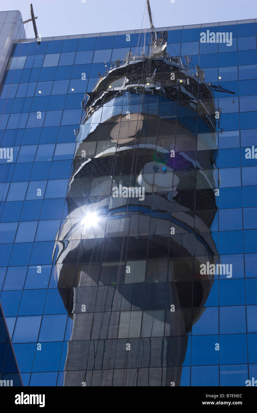 Kommunikation Turm Reflexion reflektiert in Glasfassade Santiago Chile Stockfoto
