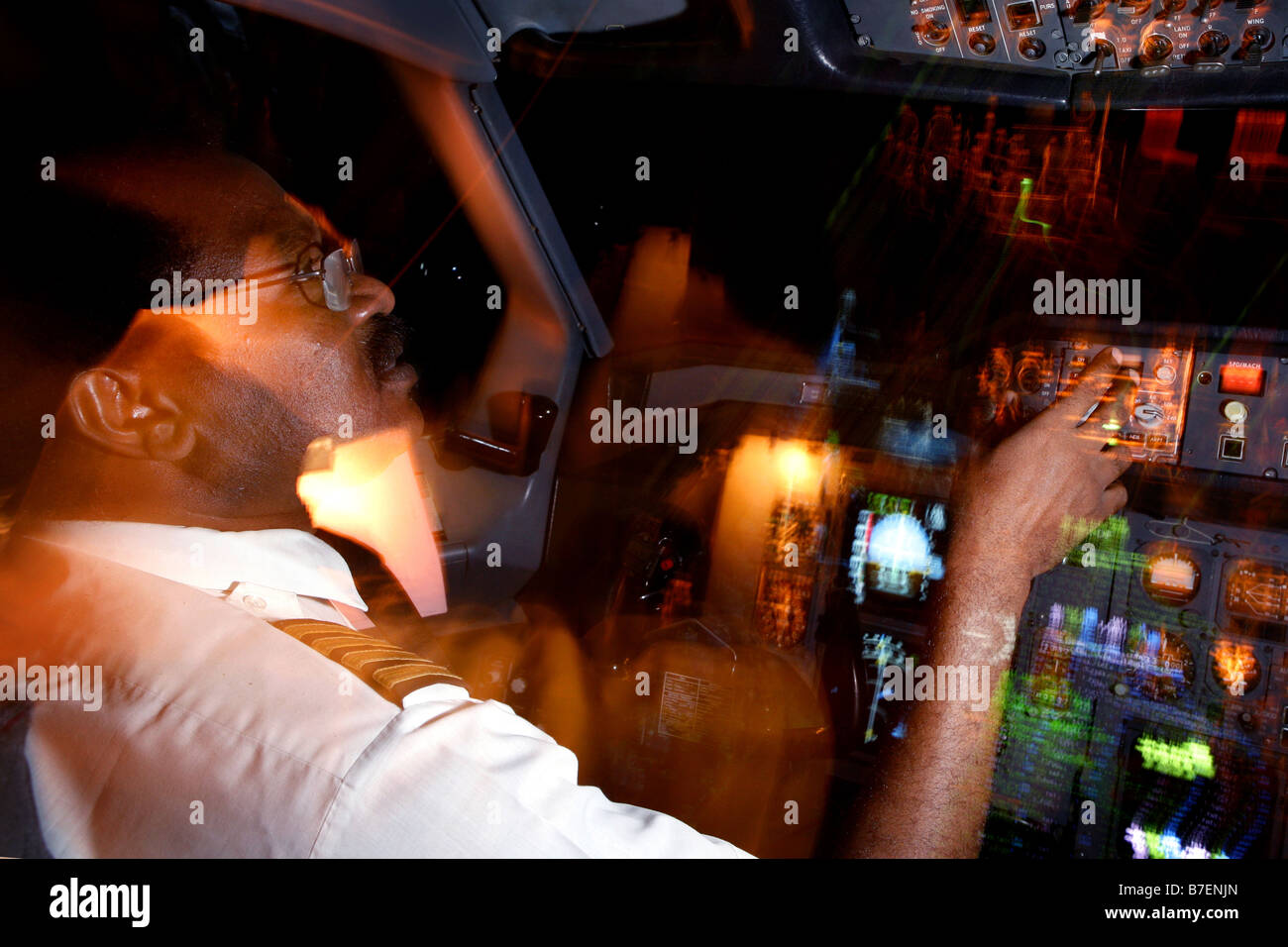 Eine Pilot bereitet für die Landung in der Luft im Inneren des Cockpits aus fotografiert Stockfoto