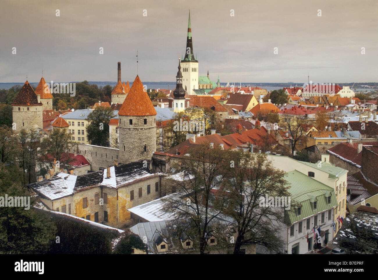 Senken Sie Stadt Tallin Estland mit frühen Schnee gesehen von Oberstadt mit Turm von St. Olaf Church in Mitte Stockfoto