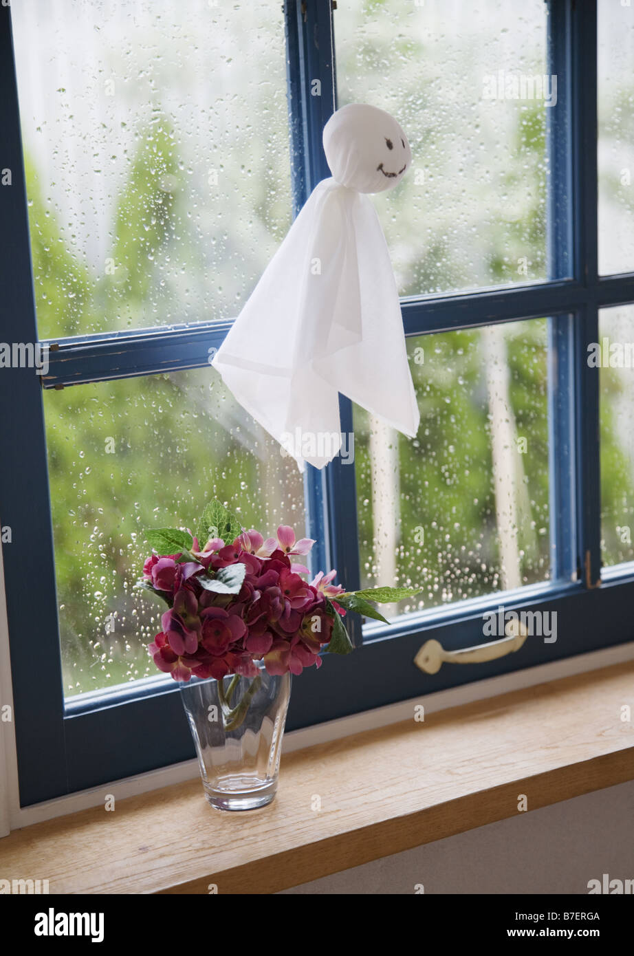 Puppe aus Papier für Schönwetter und Hortensie Stockfoto