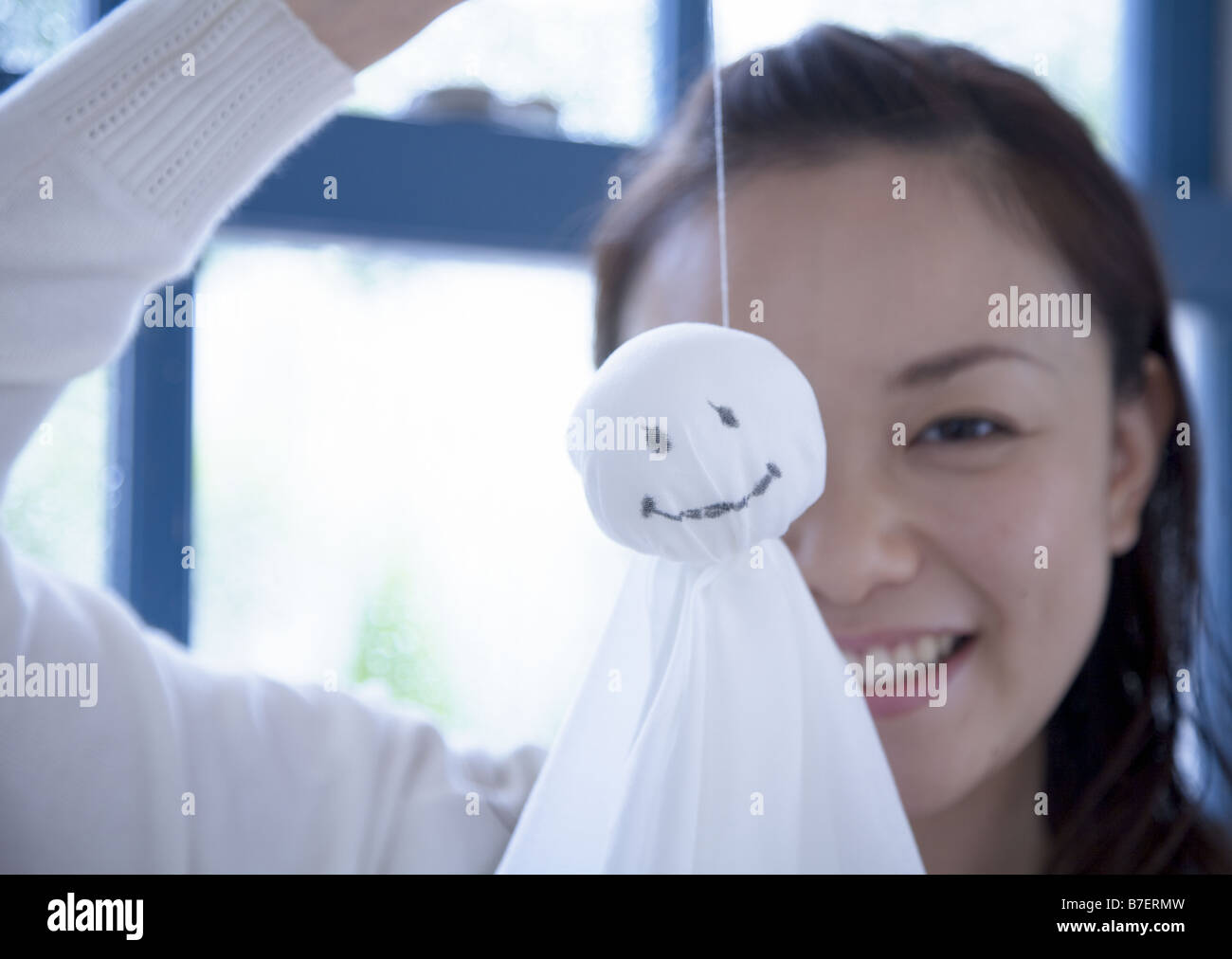 Eine Frau hält Puppe aus Papier für schönes Wetter Stockfoto