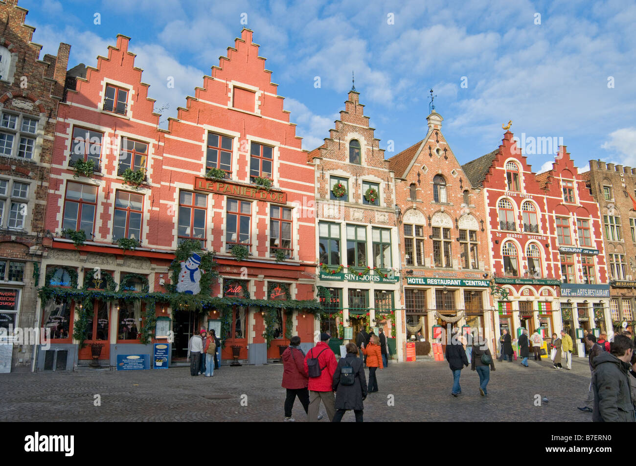 Typische flämische ausgehend von Fassaden eine Haupteinkaufsstraße in der Hauptstadt von Flandern Brugge Belgien Stockfoto Typische flämische ausgehend von Fassaden eine Haupteinkaufsstraße in der Hauptstadt von Flandern Brugge Belgien Stockfoto