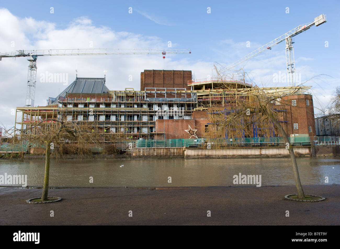 Das Royal Shakespeare Theatre und das Swan Theatre aus betrachtet, über den Fluss Avon in Stratford-nach-Avon, England. Stockfoto