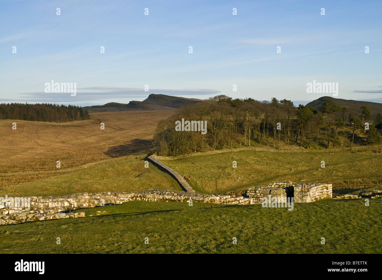 dh Housesteads Hadrian WALL NORTHUMBRIA Vercovicivm römischen Fort Sewingshields Klippen Northumberland Nationalpark Stockfoto