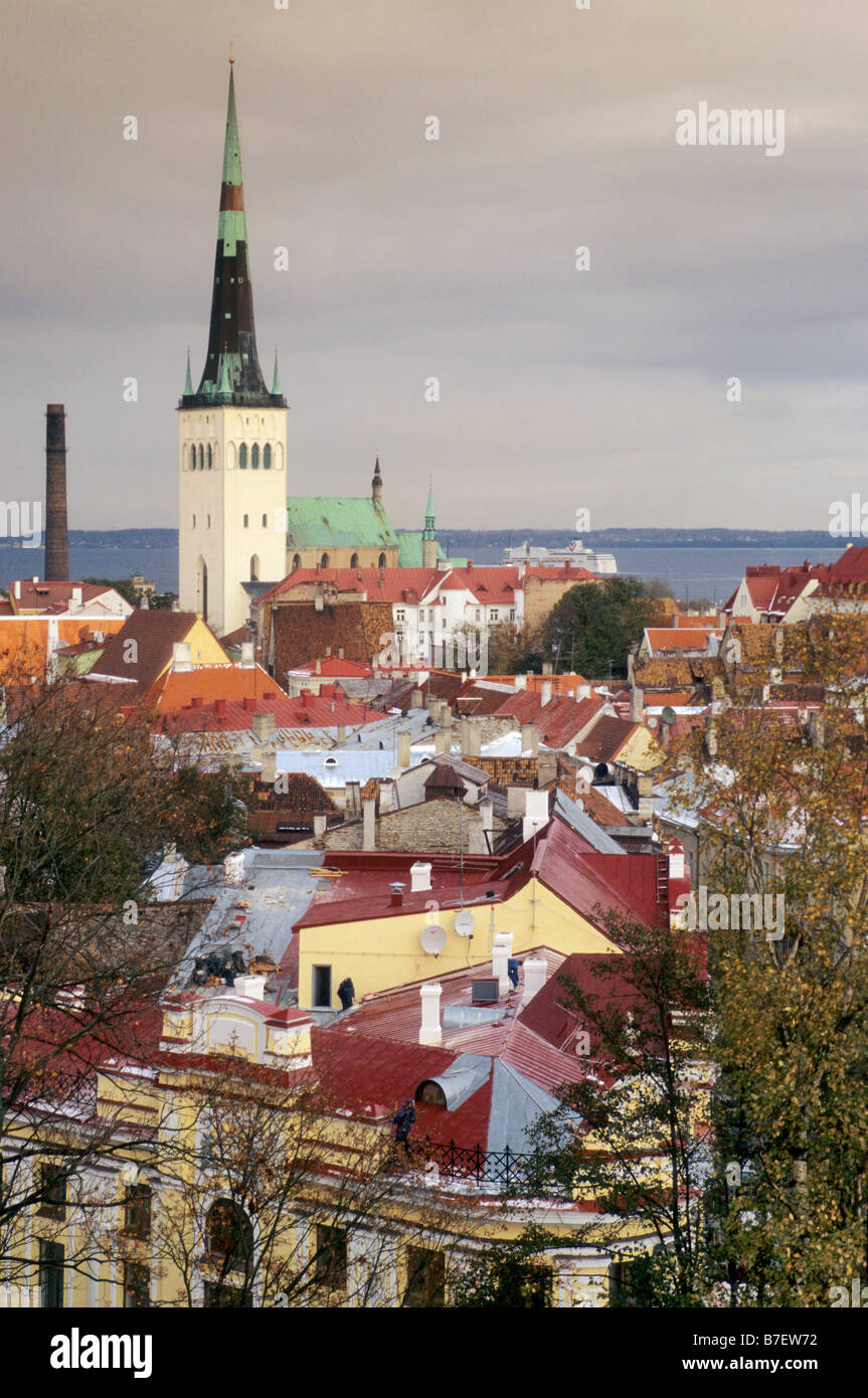 Senken Sie Stadt Tallin Estland von Oberstadt mit Turm von St. Olaf Church oder Oleviste Kirik auf Estnisch auf linken Seite gesehen Stockfoto