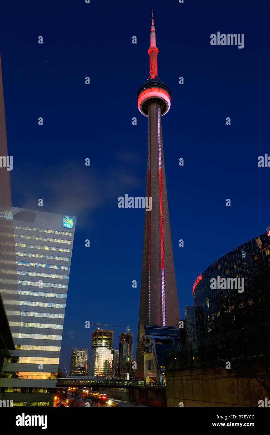 Rote und weiße Lichter auf den CN Tower in Toronto von der Bahnlinie in der Abenddämmerung Stockfoto