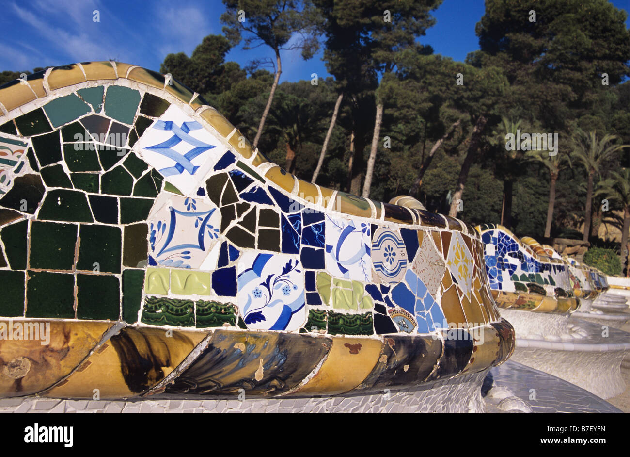 Mosaik-Parkbänke, Park oder Parc Güell von Antoni Gaudi, Barcelona, Spanien Stockfoto