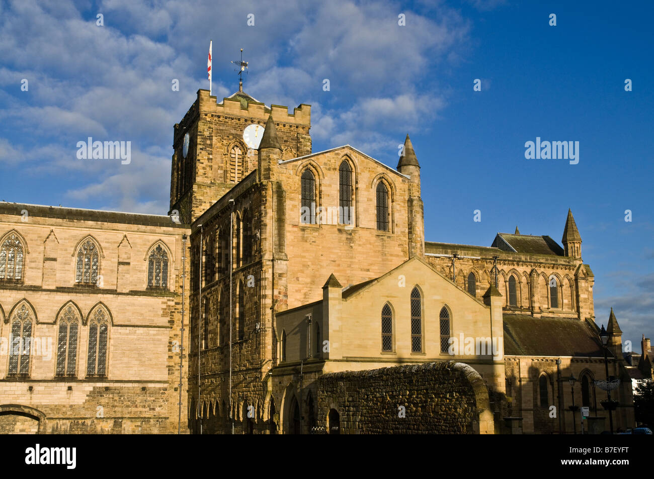 Dh Hexham Abbey Kathedrale HALTWHISTLE NORTHUMBERLAND Clock Tower englischer Gotik Northumbria anglikanische Kirche außen Stockfoto
