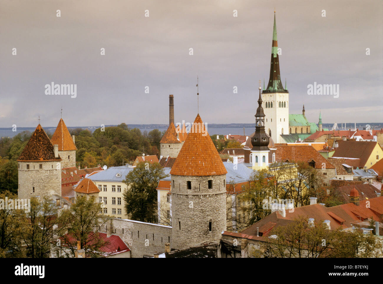 Senken Sie Stadt Tallin Estland von Oberstadt mit Turm von St. Olaf Church oder Oleviste Kirik in estnischer Sprache rechts gesehen Stockfoto