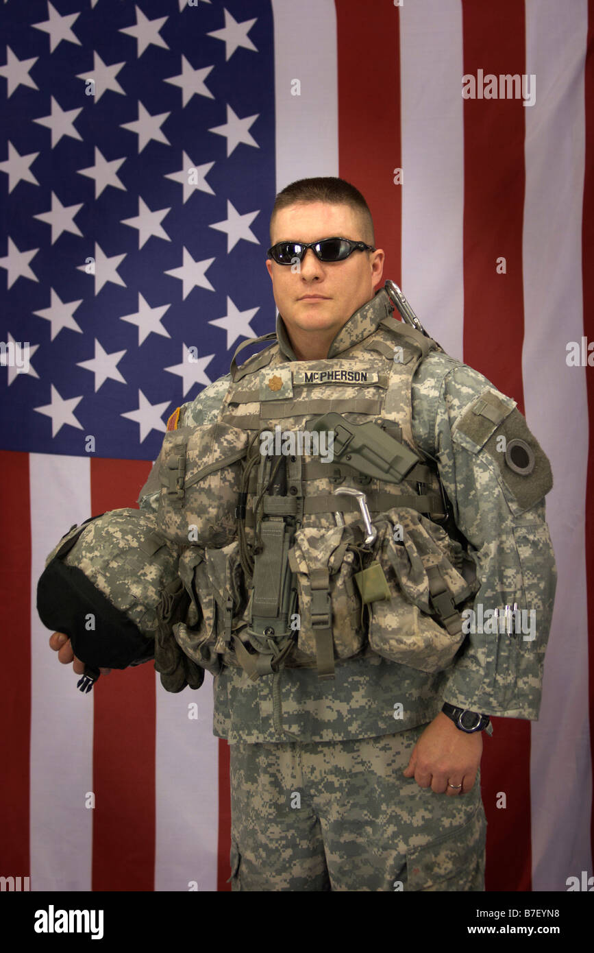 Ein Offizier der United States Army vor einer amerikanischen Flagge in uniform Stockfoto