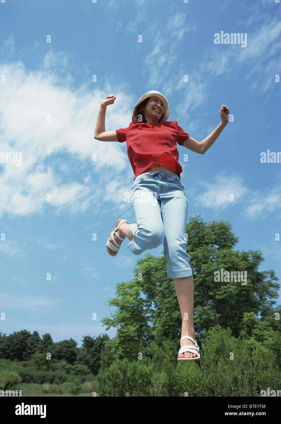 Junge Frau herum springen Stockfoto